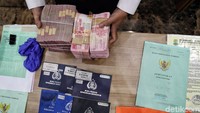 Sejumlah barang bukti mulai dari uang tunai, BPKB, mobil hingga buku tabungan diamankan dari lima pelaku penipuan online tersebut.