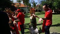 Satu persatu peserta kongres pun ikut menari bersama para penari Gandrung.