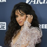 Potongan rok yang pendek serta belahan dada rendah pada gaun model backless itu sukses memancarkan aura seksi mantan personel Fifth Harmony itu. (Foto: Rodin Eckenroth/Getty Images)