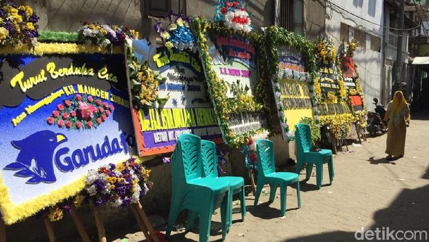 Karangan Bunga Dukacita untuk Mbah Moen Masih Terus Berdatangan