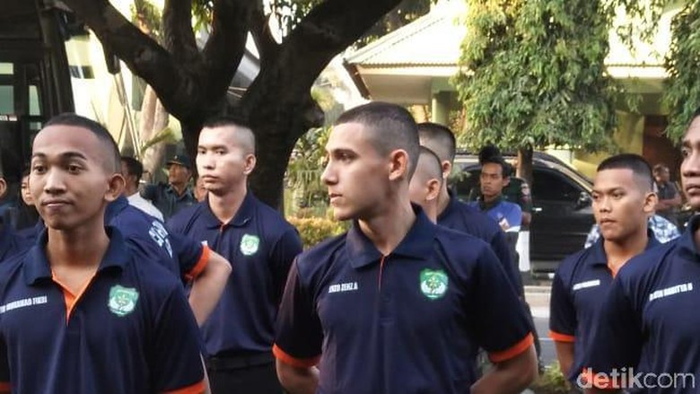 TNI Pertahankan Enzo di Akmil, Santri Pesantren Al Bayan Sujud Syukur TNI Pertahankan Enzo di Akmil, Santri Pesantren Al Bayan Sujud Syukur