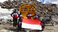 Perjalanan ini membawa misi sosial #kebaikantanpabatas, sebuah kegiatan sosial pengumpulan dana untuk pembangunan sekolah PAUD (Pendidikan Anak Usia Dini). Ini dilakukan bersama tim dokumenter yang terdiri dari jurnalis senior, serta petualang bermotor Wisnu Guntoro Adi, kameraman dan drone master Nico Silfido, fotografer Riko Louis, serta logistik Gugum Gumilar.