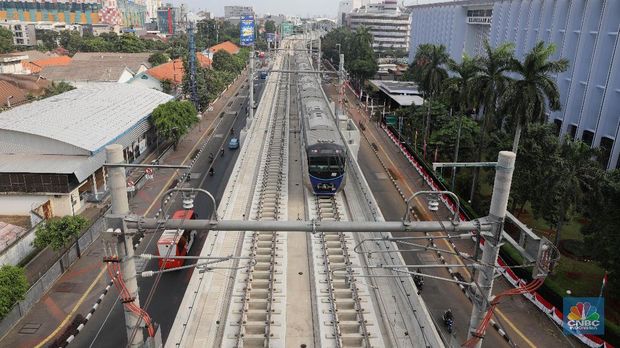 Sejumlah kendaraan motor dan mobil melintas di jalur sosialisasi ganjil-genap di Jl Panglima Polim arah Jl Sinsingamangaraja, Jakarta, Rabu (7/8). Perluasan ganjil-genap mulai disosialisasikan hari ini (7/8/2019) dan akan berlangsung hingga 8 September 2019. Usai masa sosialisasi berakhir, kebijakan itu berlaku penuh mulai 9 September 2019. Jl Panglima Polim, Fatmawati merupakan salah satu rute baru dari daftar rute yang diterapkan ganjil-genap. Ganjil-genap berlaku pada Senin-Jumat, kecuali hari libur nasional, pada pukul 06.00-10.00 WIB dan 16.00-21.00 WIB. Kendaraan dengan nomor pelat ganjil beroperasi pada tanggal ganjil, sedangkan kendaraan dengan nomor pelat genap beroperasi pada tanggal genap. Aturan tersebut berlaku untuk kendaraan roda empat, untuk kendaraan bermotor masih bisa melewati jalur tersebut. (CNBC Indonesia/Muhammad Sabki)