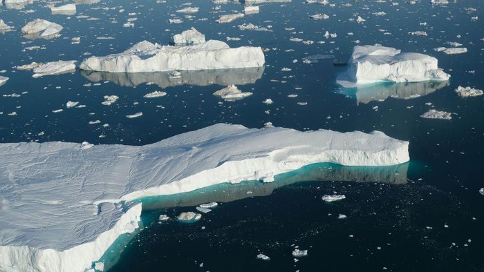 ILULISSAT, GREENLAND - AUGUST 04: Icebergs float in Disko Bay at sunset on August 04, 2019 near Ilulissat, Greenland. The Sahara heat wave that recently sent temperatures to record levels in parts of Europe has also reached Greenland. Climate change is having a profound effect in Greenland, where over the last several decades summers have become longer and the rate that glaciers and the Greenland ice cap are retreating has accelerated.   (Photo by Sean Gallup/Getty Images)