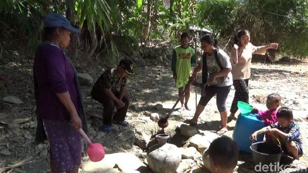 Krisis Air, Warga di Boyolali Bikin Sumur di Sungai Kering