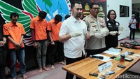 Calvijn menegaskan, tersangka Jar, Der, Gong dan Nang tidak berkaitan dengan dengan jaringan narkoba ke Nunung. Mereka ikut ditangkap karena kedapatan memiliki dan menggunakan sabu maupun ganja.