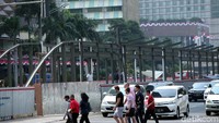 Lokasi halte tersebut tidak jauh dari tempat penyeberangan di jalan di kawasan Tosari.
