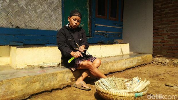 Jelang Kurban, Pengrajin Tusuk Sate di Ciamis Kebanjiran Pembeli