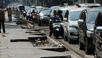 Pembangunan konstruksi proyek pemerintah di beberapa daerah di Jakarta membuat polusi semakin tinggi. Sebab, proyek pembangunan tersebut menghasilkan debu yang mengendap di udara.