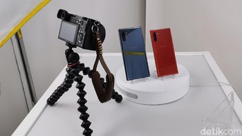 Bagian belakang kedua ponsel, sekali lagi memperlihatkan perbedaan pada kamera. Foto: detikINET/Kris Fathoni W