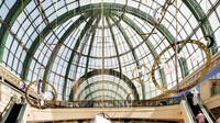 Di daerah Al Barsha ada Mall of The Emirates. Tempat ini terkenal dengan Ski Dubai, tempat main ski indoor dan Magic Planet, taman rekreasi indoor. Banyak toko ternama seperti Apple Store, restoran Din Tai Fung, Marks & Spencer, Debenham, Fashion Dome dan lain-lain. (Visit Dubai)