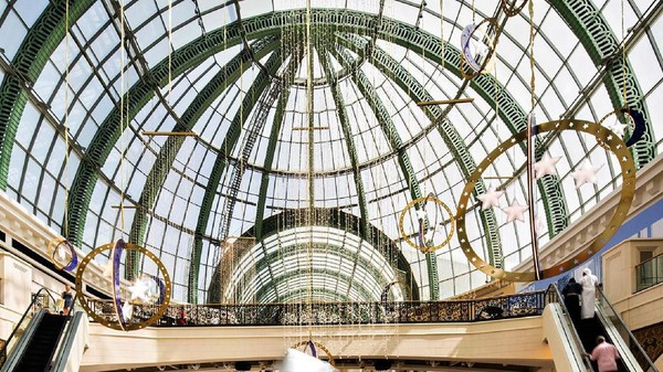 Di daerah Al Barsha ada Mall of The Emirates. Tempat ini terkenal dengan Ski Dubai, tempat main ski indoor dan Magic Planet, taman rekreasi indoor. Banyak toko ternama seperti Apple Store, restoran Din Tai Fung, Marks & Spencer, Debenham, Fashion Dome dan lain-lain. (Visit Dubai) Di daerah Al Barsha ada Mall of The Emirates. Tempat ini terkenal dengan Ski Dubai, tempat main ski indoor dan Magic Planet, taman rekreasi indoor. Banyak toko ternama seperti Apple Store, restoran Din Tai Fung, Marks & Spencer, Debenham, Fashion Dome dan lain-lain. (Visit Dubai)
