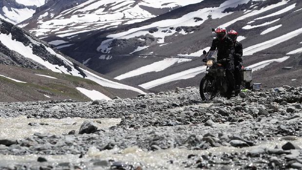Darius dan Donna naik Royal Enfield ke Himalaya