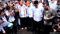 Gubernur Jabar Ridwan Kamil meninjau pencemaran minyak mentah di Pantai Pisangan, Desa Ciparage, Kabupaten Karawang, Rabu (7/8/2019) siang.