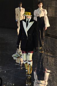Gucci Rilis Bantalan Lutut, Harganya Rp 3,5 Juta Sepasang