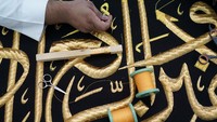 Seorang petugas sedang menyulam kiswah, kain penutup Kakbah, di sebuah pabrik yang berada di Kota Suci Mekah, Arab Saudi.