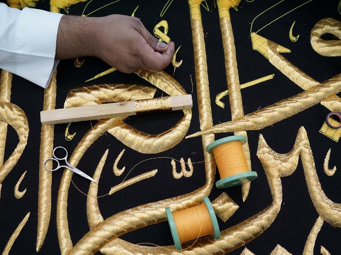 Kiswah merupakan kain yang menutupi Kakbah di Mekah. Kain penutup Kakbah itu pun diganti setiap tahunnya. Yuk, lihat proses pembuatan kiswah.