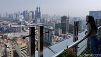 Menurut Anies, udara Jakarta masih akan buruk dalam beberapa waktu ke depan karena saat ini di Jakarta sedang mengalami musim kemarau. Salah satu sumber polusi disebut Anies adalah kendaraan yang padat di jalan tol.