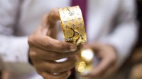 Mau mencoba belanja di pasar tradisional yang bergelimang emas di berbagai sisinya, Gold Souk adalah tempatnya. Perhiasan yang dijual di sini tidak pasaran dengan desain khusus, harga bisa ditawar. (Visit Dubai)