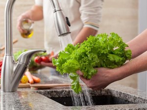 Ini Sebabnya Buah dan Sayur Harus Dicuci Sebelum Dimakan
