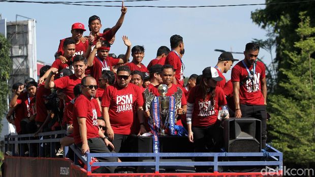 Ribuan suporter PSM Makassar ikut serta rayakan juara Piala Indonesia di jalanan. Mereka pun kompak mengenakan baju warna merah kebesaran PSM Makassar.