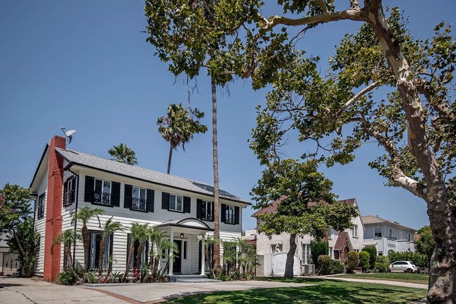 Di bagian luar, rumah tersebut tampak homey dengan cat putih. Di bagian dalam, catnya dibuat seragam berwarna putih dengan lantai berlapis kayu.  Foto: dok. bienstock group