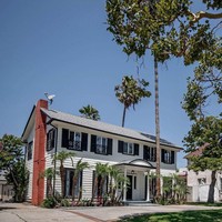 Di bagian luar, rumah tersebut tampak homey dengan cat putih. Di bagian dalam, catnya dibuat seragam berwarna putih dengan lantai berlapis kayu.  Foto: dok. bienstock group