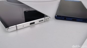 Seperti ini perbandingan seri Galaxy Note 10 (kiri) dengan Galaxy Note 9 (kanan) yang masih memiliki jack audio 3.5 mm.  Foto: detikINET/Kris Fathoni W