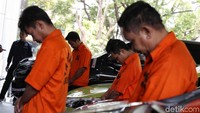 Bareskrim Polri membekuk sejumlah pelaku penipuan online jaringan internasional. Lima pelaku penipuan online tersebut turut dihadirkan saat polisi mengungkap kasus tersebut di Mabes Polri,  Jakarta Selatan, Rabu (7/8/2019).