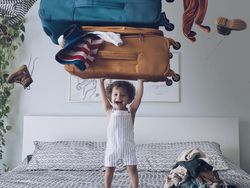 Kreatif! Foto Keluarga Bak Negeri Dongeng Pakai Photoshop