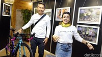 Nirina dan Ernes memajang foto perjalanan mereka usai gowes dari Jakarta hingga Bali. Pool/Palevi S/detikFoto.