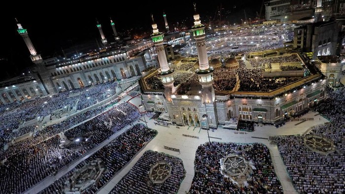 Jemaah haji Indonesia sudah menjejakkan kaki di Tanah Suci. Mereka telah berkumpul di Mekah untuk bersiap memulai puncak haji.