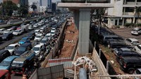 Anies menilai untuk mengatasi permasalah polusi udara tak bisa hanya dilakukan oleh Pemprov DKI sendiri karena polusi itu sendiri disebabkan oleh berbagai pihak. Dari Pemprov DKI sendiri, kata Anies sudah melakukan berbagai upaya seperti melakukan pengendalian kendaraan umum dengan mengganti bus konvensional TransJakarta menjadi bus listrik.