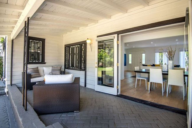 Ruang makan dibuat terbuka dan menghadap ke halaman belakang yang cukup asri. Rumah tersebut menyediakan empat kamar tidur dengan jendela besar yang mengekpos cuaca California dengan sinar mataharinya.  Foto: dok. bienstock group