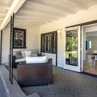 Ruang makan dibuat terbuka dan menghadap ke halaman belakang yang cukup asri. Rumah tersebut menyediakan empat kamar tidur dengan jendela besar yang mengekpos cuaca California dengan sinar mataharinya.  Foto: dok. bienstock group