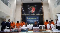 Menurut Karo Penmas Polri Brigjen Dedi Prasetyo, kasus penipuan online tersebut terungkap pertama kali pada tanggal 31 Mei 2019, saat Bendahara perusahaan OPAP Investment Limited yang berada di Yunani mengetahui bahwa terdapat pembayaran sebesar 4,9 juta euro pada 16 Mei 2019 dan 2 juta euro pada 23 Mei 2019. Namun pembayaran itu tak sampai ke rekening mereka. Mereka pun melaporkan kejadian tersebut ke polisi setempat dan laporan itu diteruskan ke Mabes Polri