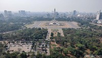 Meskipun ruang terbuka hijau cukup terlihat di sekitar kawasan Monas, Polusi udara tetap tak sanggup menangkalnya. Seperti gambar yang tersaji ini.