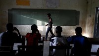 Seorang pejabat senior pemerintah mengatakan pemerintah tidak mau mengakui kelemahan dengan pemilihan yang ditetapkan untuk 2020. REUTERS/Francis Kokoroko.