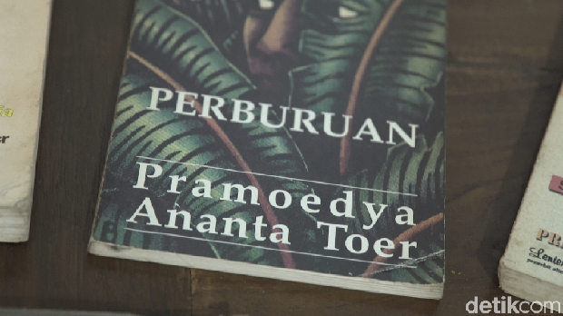 Keluarga Pramoedya Ananta Toer yakni Astuti Ananta Toer, cucu Pram Angga Oktta dan Rova Rivani ditemui di Jalan Multikarya II, Utan Kayu Utara, Jakarta Timur, Sabtu (3/8/2019)