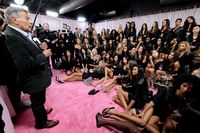 Ed Razek bersama para model di belakang panggung Victoria's Secret Fashion Show 2018.