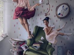 Kreatif! Foto Keluarga Bak Negeri Dongeng Pakai Photoshop