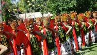 Para penari dengan luwes menari sambil mengkibas-kibaskan kipas mengikuti irama.