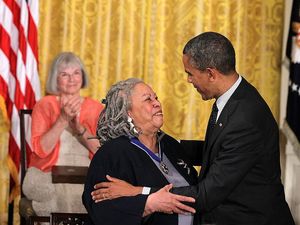 Duka Mendalam Oprah Winfrey dan Barack Obama untuk Toni Morrison