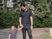 Ajari Pendidikan Agama, Dude Harlino Ajak Anak Ikut Kajian Islam