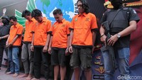Atas perbuatannya, kelima tersangka itu dikenakan 114 ayat (1), Pasal 112 (1) junto Pasal 127 huruf a junto Pasal 132 ayat (1) UU RI nomor 35 tahun 2009. Kelima tersangka terancam hukuman seumur hidup penjara.