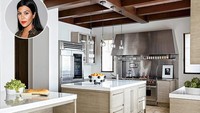 Terkenal suka masak, inilah dapur Kourtney Kardashian. Kakak Kendall dan Kylie Jenner ini punya dapur mewah di rumah Calabasas. Terlihat lantainya berupa batu gamping dengan furnitur warna senada. Alat-alat dapurnya juga kelas atas! Foto: Istimewa