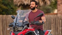 Kala sampai di Timur Tengah dan India, Alex memilih Royal Enfield dan di Oman ia membawa KTM 990, Nepal dengan Bajaj Pulsar 200cc, serta di Islandia dengan BMW 800GS. Foto: instagram Alex Chacon