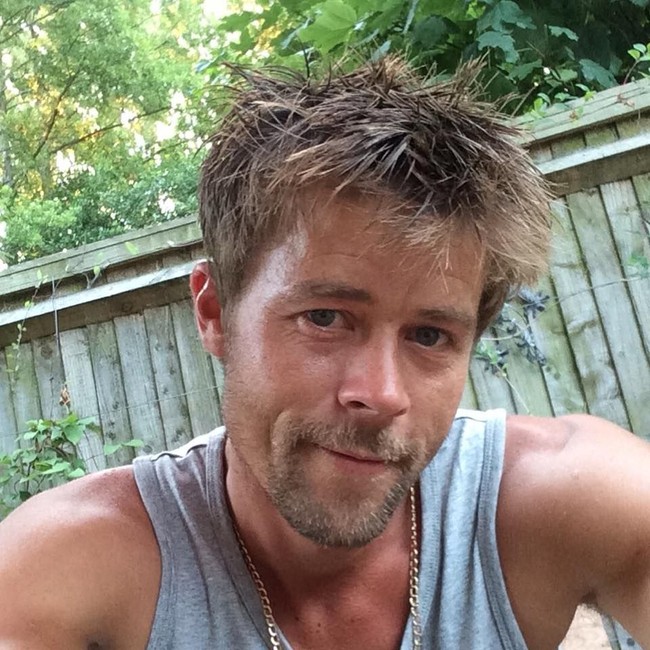 Tukang bangunan bernama Nathan Meads mengklaim ia dikerumuni orang-orang kemana pun dirinya pergi karena wajahnya yang mirip Brad Pitt. Selama satu dekade Nathan dikira sebagai bintang Hollywood dan sering diminta untuk foto serta tanda tangan. Foto: Facebook