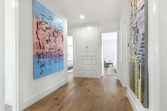 Di rumah tersebut pun dihiasi dengan beragam lukisan sehingga memberikan warna pada dinding yang polos. Bisa jadi, rumah yang ditempati Meghan di Inggris pun memiliki interior modern seperti rumahnya yang L.A ini.  Foto: dok. bienstock group