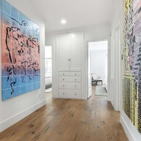 Di rumah tersebut pun dihiasi dengan beragam lukisan sehingga memberikan warna pada dinding yang polos. Bisa jadi, rumah yang ditempati Meghan di Inggris pun memiliki interior modern seperti rumahnya yang L.A ini.  Foto: dok. bienstock group